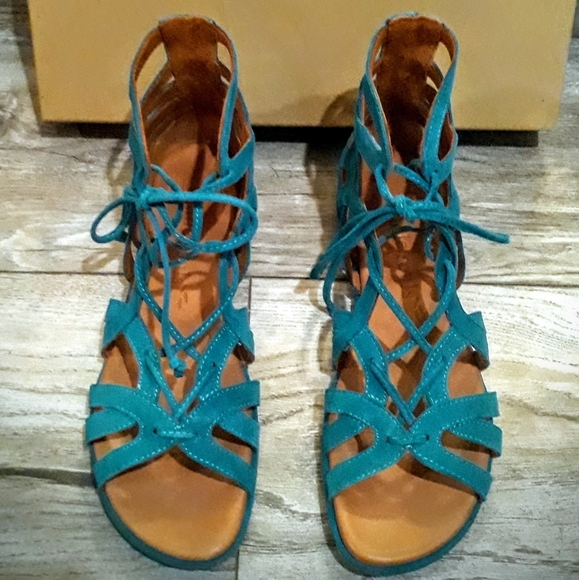 Gentle Souls:Kenneth Cole "Break My Heart" sandal - Picture 6 of 8